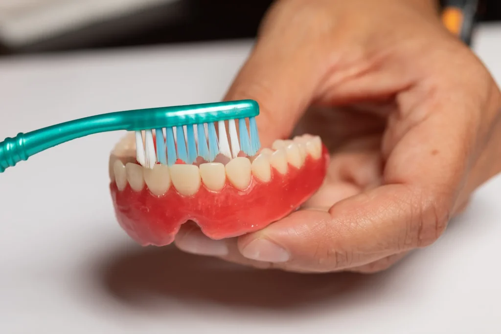 Cómo limpiar las prótesis dentales removibles en casa